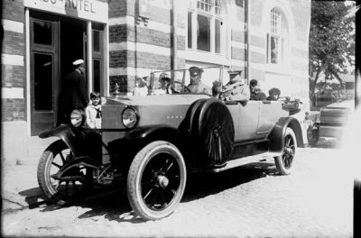 Bil framför hotell
Nyckelord: Bil Chaufför Uniform