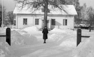 Kvinna framför hus
Nyckelord: Kvinna, Hus