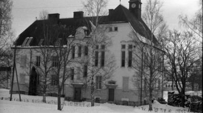 En stor byggnad i vintermiljö
Nyckelord: Skola