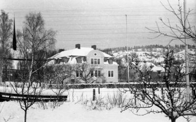 Ett hus i vinterlandskap
Nyckelord: Hus