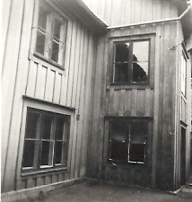 Träbyggnad från gårdssida
