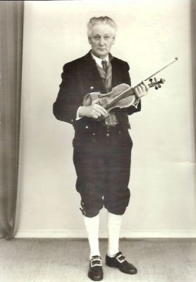 Spelman med fiol stående inomhus
Gustaf Törnfelt
Nyckelord: Fiol