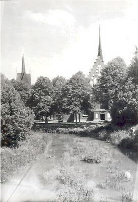 Kyrka med klockstapel

