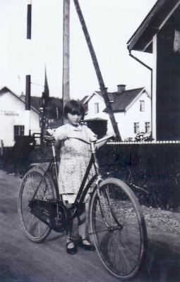 Flicka stående vid cykel
Nyckelord: Cykel Järnvägsbom