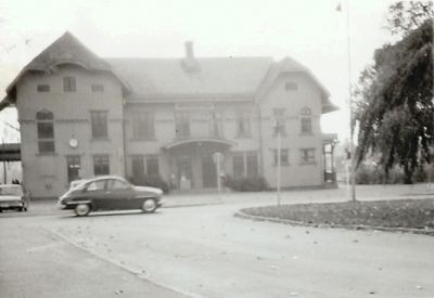 En stor byggnad vid slutet av en gata
Nyckelord: Järnvägsstation