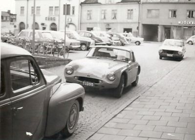 Bilparkering på torg
Nyckelord: Bil