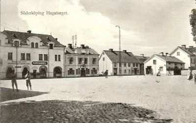 Byggnader utmed torg
Nyckelord: Hagatorget, Hus, Kullersten 