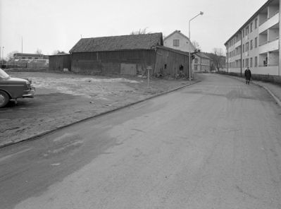 Gata med förrådsbyggnad och hus
Nyckelord: Rivningstomt