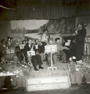 Orkester
Nyckelord: Väggbonad  Notställ Orkester Musikinstrument