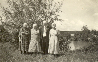1 man och 3 kvinnor stående i naturen
