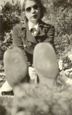 Kvinna sittande i naturen
