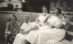 5 kvinnor varav 4 sjuksköterskeklädda
