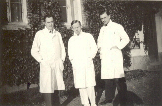 3 läkare utanför byggnad
