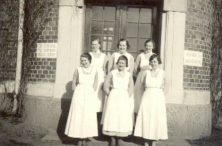 6 sjuksystrar framför dörr
