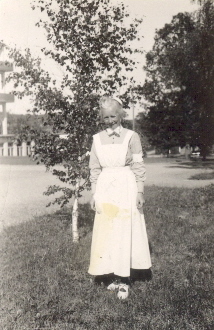 Sjuksköterska stående utomhus
Nyckelord: Dräkt