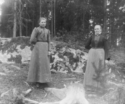 2 kvinnor stående i skogen
Nyckelord: Dräkt