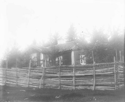 Byggnad omgiven av gärdesgård
Nyckelord: Gärdesgård
