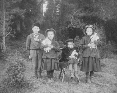 Pojke och 3 flickor med dockor
Nyckelord: Docka Dräkt