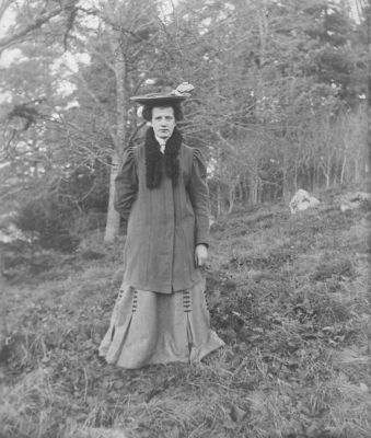 Kvinna stående i skogen
Nyckelord: Hatt Dräkt