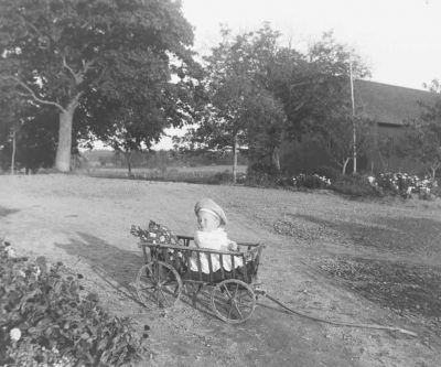 Barn sittande i skrinda
Nyckelord: Skrinda
