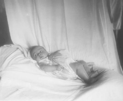 Baby liggande inomhus
