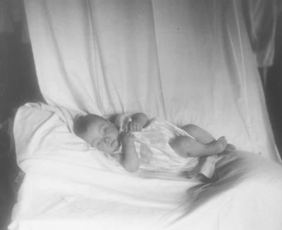 Baby liggande inomhus
