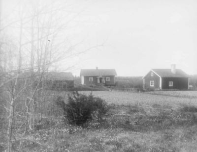 3 byggnader på landsbygden
