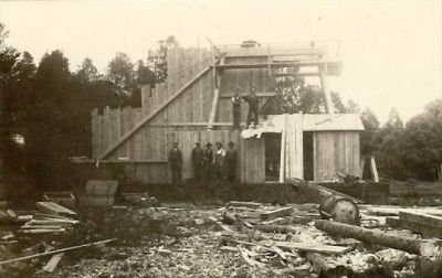 7 män vid pågående byggarbete
