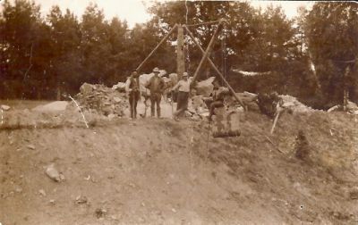 4 män vid pågående grävarbete
