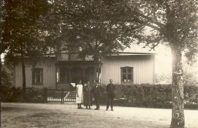 2 män och 2 kvinnor stående framför byggnad
