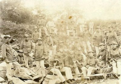 En grupp militärer med spadar och släggor
Nyckelord: Uniform Skottkärra Spade Slägga 