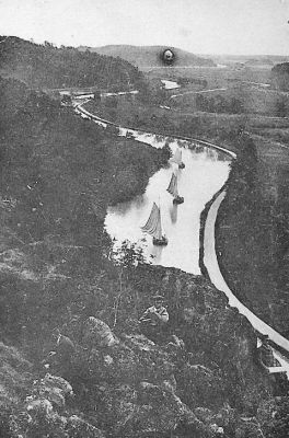 Segelbåtar på vattendrag
Nyckelord: Segelbåt