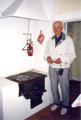 Man stående vid järnspis
Nyckelord: Järnspis