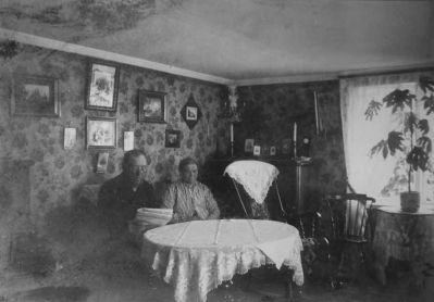 Man och kvinna sittande i rum
Nyckelord: Tapet Gungstol Tidning