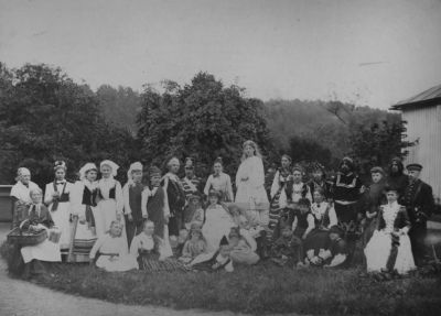 En stor grupp utklädda människor i en park
Nyckelord: Dräkt Korg