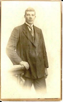 Man stående inomhus
Nyckelord: Dräkt