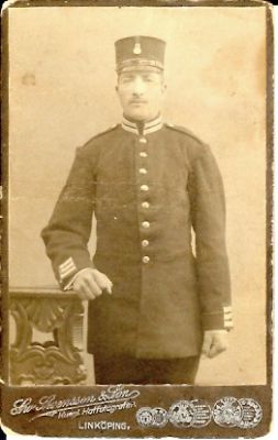 Uniformsklädd man stående inomhus
Nyckelord: Uniform Dräkt