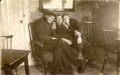 3 män sittande i soffa
