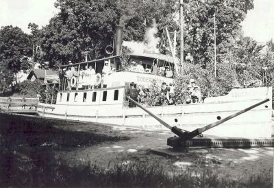 Björkprydd passagerarbåt i sluss
Nyckelord: Ångbåt Sluss Dräkt