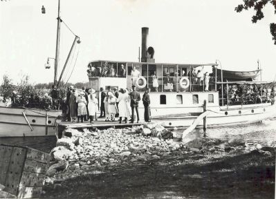 Passagerarbåt vid brygga
Nyckelord: Ångbåt