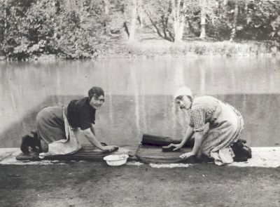 2 kvinnor med tvätt vid brygga
Nyckelord: Tvätt