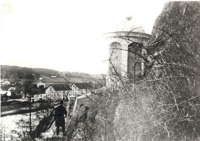 Överbyggd källa i bergsluttning
Nyckelord: Källa