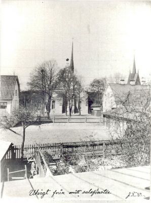 Stadsvy mot kyrka och andra byggnader
Nyckelord: Kyrka Klockstapel