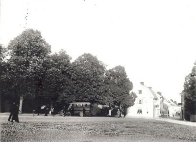 Stadsvy med kullerstenstorg, park och gata
Nyckelord: Bil Trafikbom Kullersten