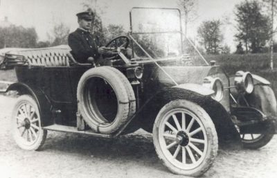 Chaufför sittande i öppen bil
Nyckelord: Uniform Taxi
