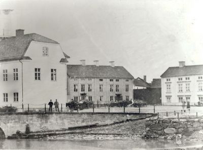 Personer och oxdragna kärror på torg
