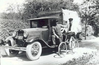 2 män vid lastbil varav 1 sittande på cykel
Nyckelord: Lastbil Cykel