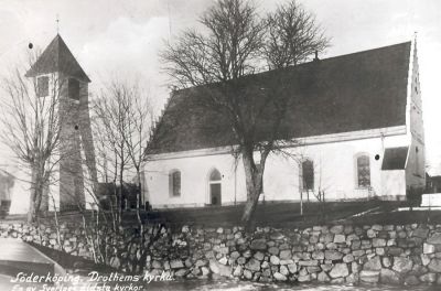 Kyrka och klockstapel intill vattendrag
Nyckelord: Kyrka Klockstapel