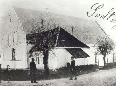 2 män och 2 pojkar stående intill kyrka
Nyckelord: Kyrka