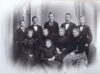 10 finklädda ungdomar i rum
Nyckelord: Dräkt